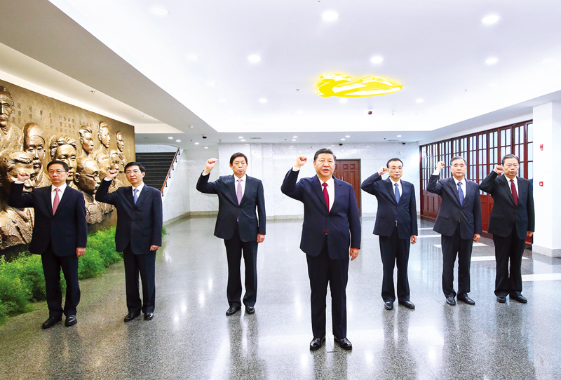 　2017年10月31日，中共中央總書(shū)記、國(guó)家主席、中央軍委主席習(xí)近平帶領(lǐng)中共中央政治局常委李克強(qiáng)、栗戰(zhàn)書(shū)、汪洋、王滬寧、趙樂(lè)際、韓正，瞻仰上海中共一大會(huì)址和浙江嘉興南湖紅船。這是31日上午，在上海中共一大會(huì)址紀(jì)念館，習(xí)近平帶領(lǐng)其他中共中央政治局常委同志一起重溫入黨誓詞。 新華社記者 蘭紅光/攝