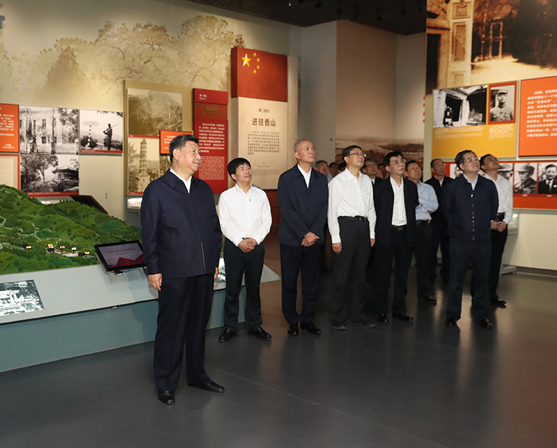 9月12日，中共中央總書(shū)記、國(guó)家主席、中央軍委主席習(xí)近平視察中共中央北京香山革命紀(jì)念地。這是習(xí)近平在香山革命紀(jì)念館參觀《為新中國(guó)奠基》主題展覽。